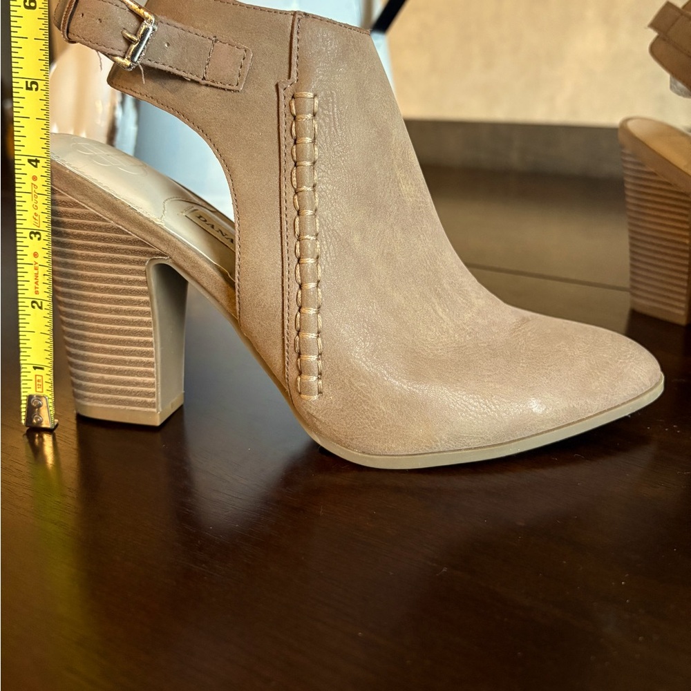 Dana Buchman Bootie
Tan 
Size 9